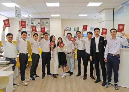 11 «красных» дипломов и медаль: студенты из Вьетнама успешно окончили Политех