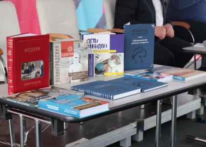 Сохранение памяти: Педиатрический университет презентовал уникальные издания на книжном салоне
