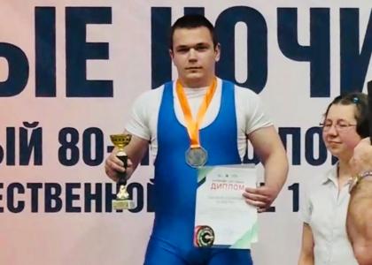 Студент Корабелки завоевал две медали на турнире по пауэрлифтингу