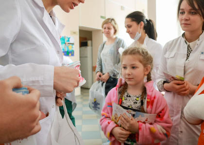 Студенты-стоматологи СПбГПМУ рассказали петербуржцам о правилах ухода за зубами