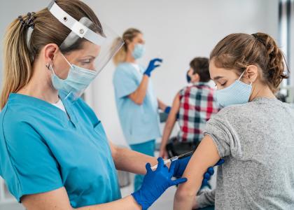 В СПбГПМУ открыта запись на прививку для подростков