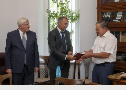 В Педиатрическом университете открылась выставка, посвящённая Роману Вредену 