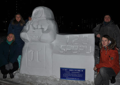 «Атомную» снежную матрешку создали политехники в кампусе Харбинского университета