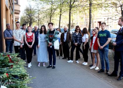 Студенты СПбГПМУ возложили цветы у представительства Татарстана в Санкт-Петербурге 