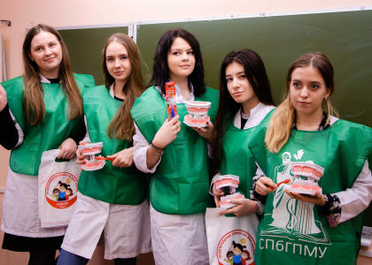 Студенты СПбГПМУ рассказали петербуржцам о гигиене полости рта