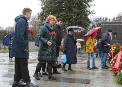 Студенты и преподаватели СПбГМТУ приняли участие в церемонии возложения цветов к монументу «Мать-Родина»